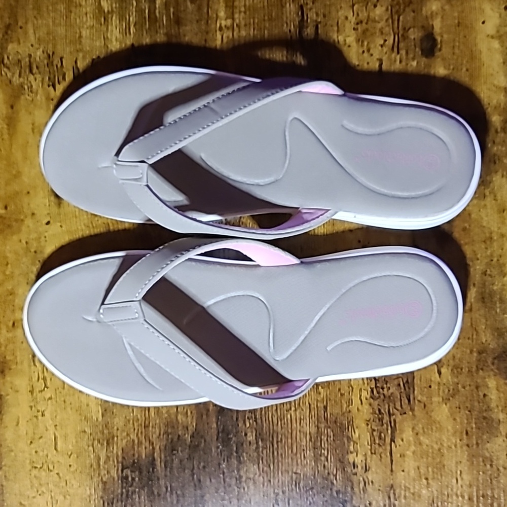 Bobbie Brooks 9/10 grey flip flops